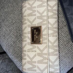 Micheal kors large wallet !!